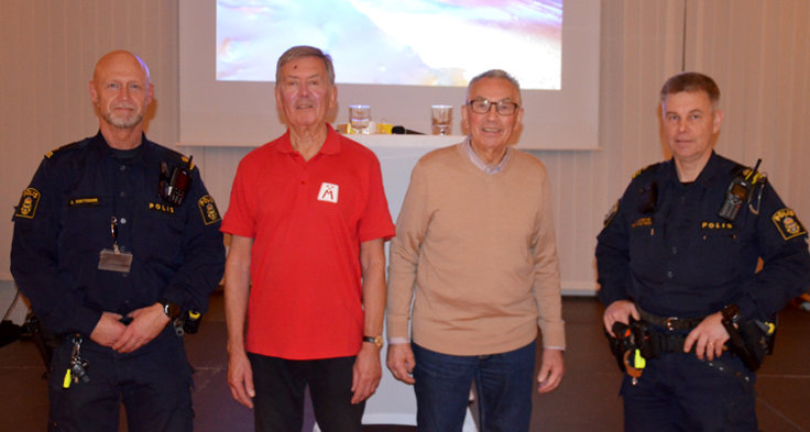 3 december 2025: Trafikpoliser från södra Skåne med Lennart Andersson, ordförande lokalklubb Skåne SV och Peter Kruse, ordförande lokalklubb Skåne NV. Foto: Lennart Hellborg