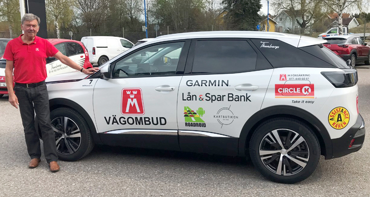 På bilden ses vägombud Lennart Andersson och årets vägombudsbil - Peugeot 3008