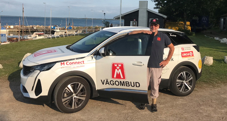 På bilden ses vägombud Ingmar Nilsson och årets vägombudsbil - Peugeot 3008