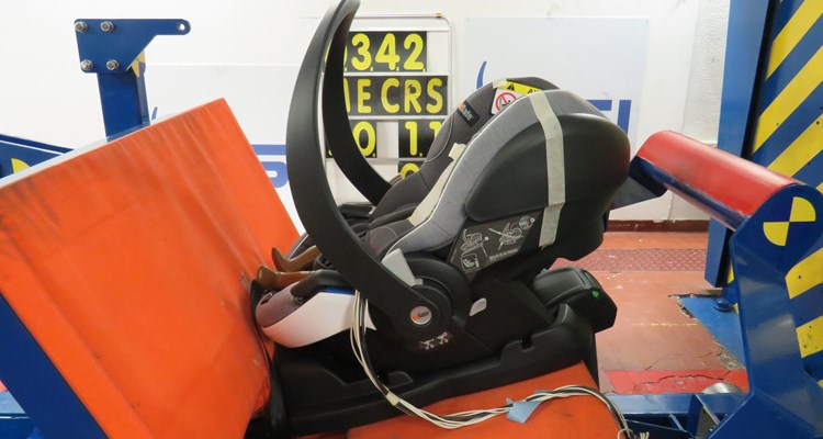 Babyskydden fästs i sin Isofix-bas på en krocksläde som simulerar bilsätet. Släden körs och krockas sedan mot en barriär.