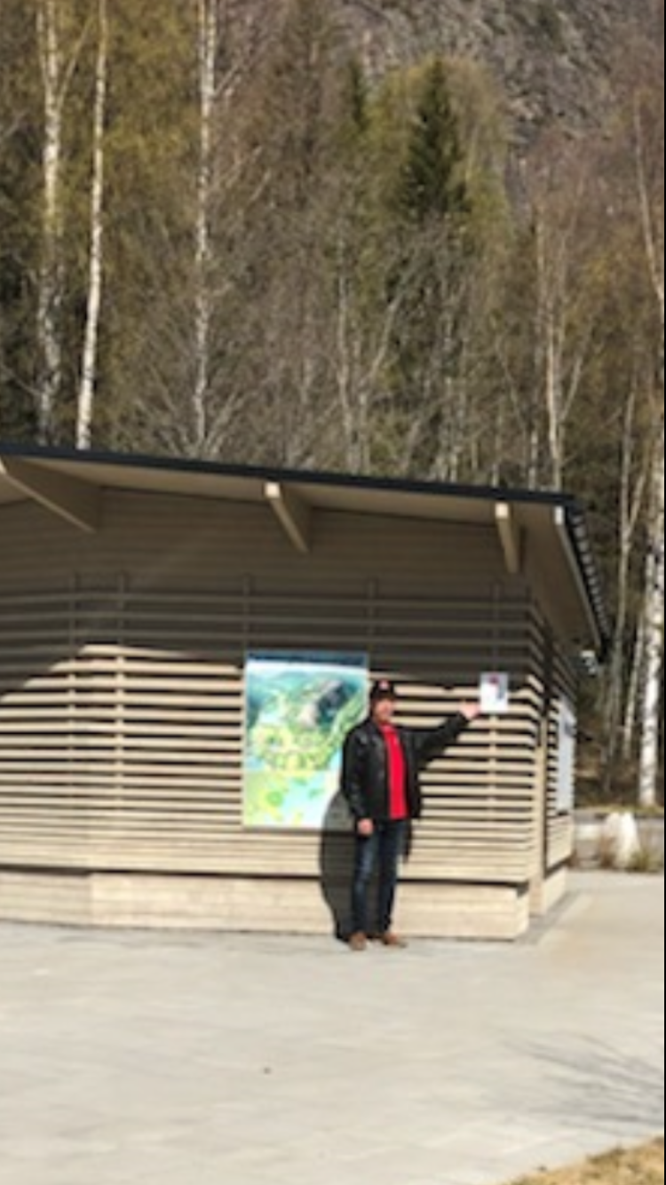På bilden ses Hans-Ivar som just har satt upp skylten länets bästa rastplats 2019