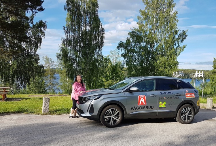 På bilden ses biträdande vägombud Lotta Blomberg med årets vägombudsbil - Peugeot 3008 vid en rastplatsinspektion