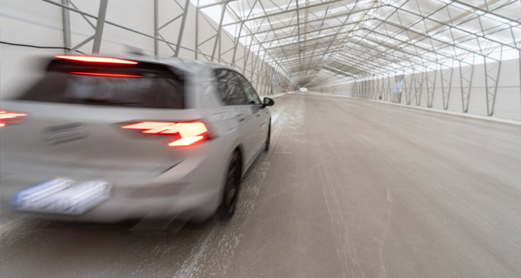 Testkörningarna på is gjordes i ett tunneltält. Foto Ville-Veikko Heinonen