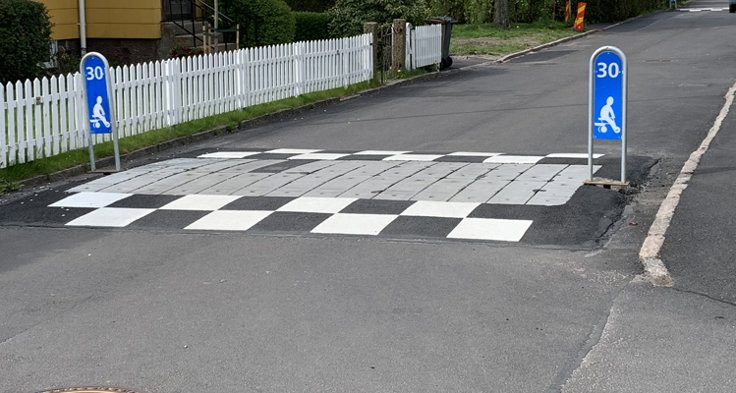 Göteborg använder två standardbulor : en vägbula för villaområden med spikelement och asfaltsramper, en annan bula på vägar med kollektivtrafik. Bulan på gator med busstrafik har påfartsramp men ingen avfartsramp, vilket är mer skonsamt för yrkeschaufförer.