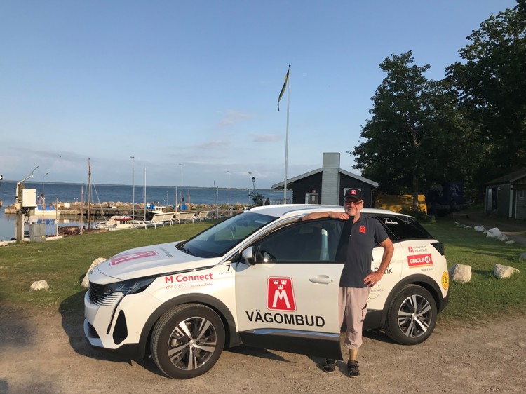 På bilden ses vägombud Ingmar Nilsson och årets vägombudsbil - Peugeot 3008