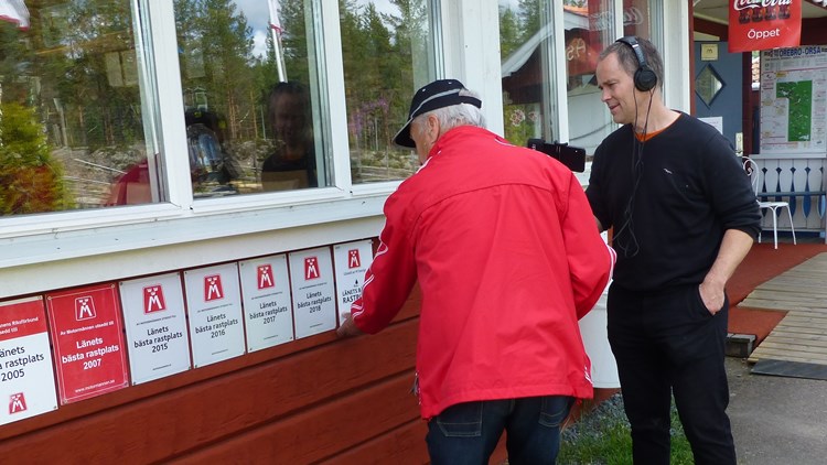 På bilden ses vägombud Mats Edlund tillsammans med reporter från P4 Dalarna