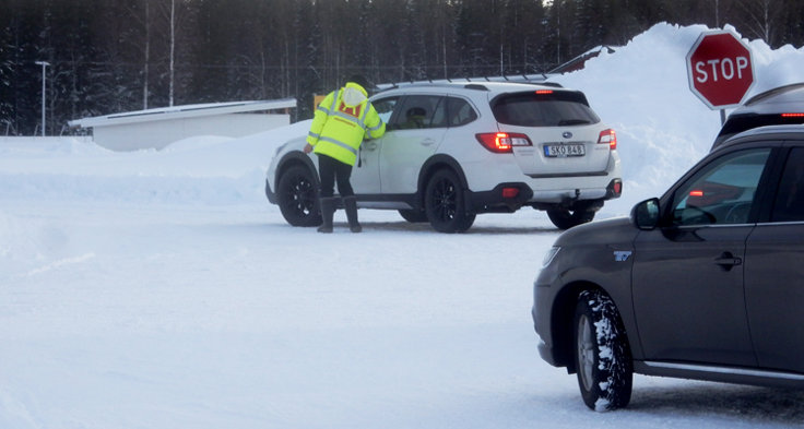 28 januari 2024: Actionbild från halkkörningen som i år gav ca 150 förare möjligheten att få testa sin förmåga att på halt underlag öva sig att panikbromsa och undvika kollision med levande eller fasta föremål.