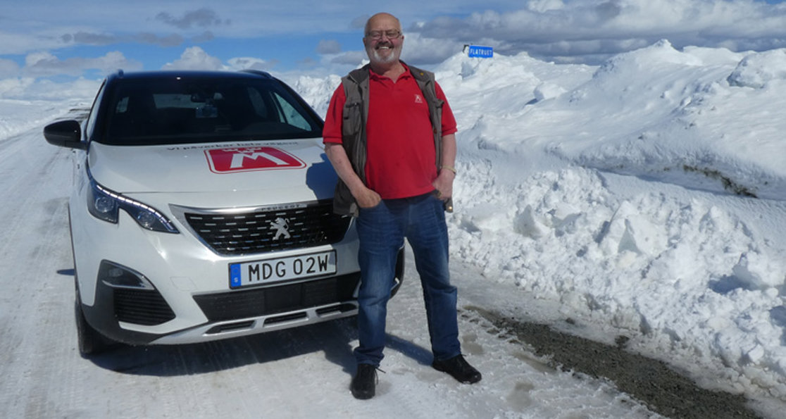 Vägombud Stig-Björn "Sudden" Sundell och årets vägombudsbil - en Peugeot 3008