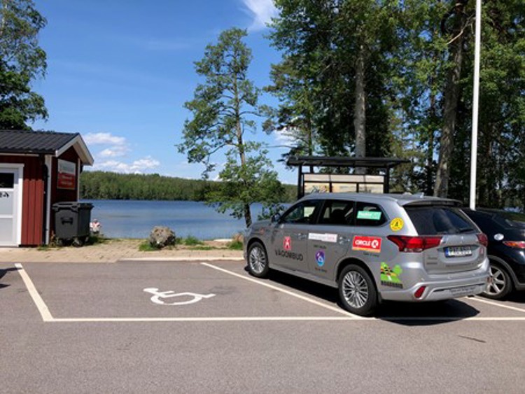 På bilden ses Mitsubishi Outlander Laddhybrid vid rastplatsinspektion vid Långsjön
