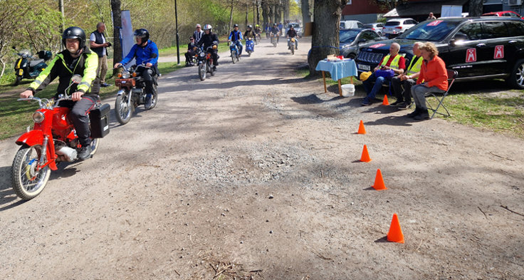 12 maj 2024: M även på plats vid målgången för veteranmopedrallyt. Foto: Jan Björklund