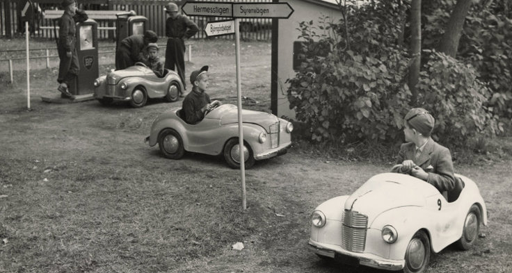 Trafiklekskola i Uppsala hos K. H. Björngård AB, 1953. Foto: Uppsala-Bild.