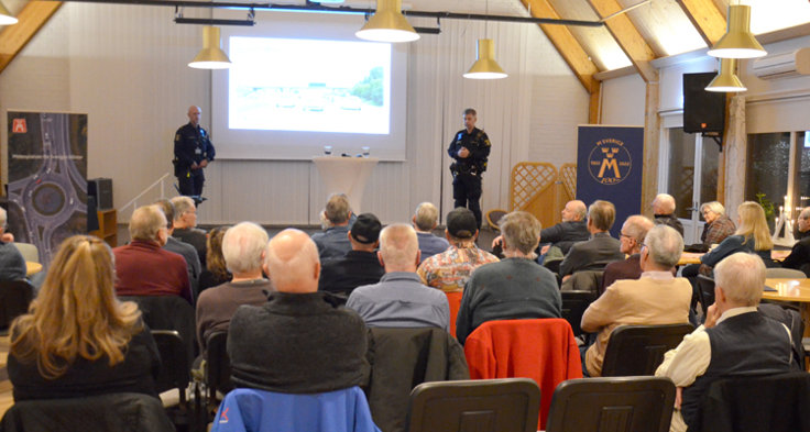 3 december 2025: En uppskattad medlemskväll med trafikpolisen. Foto: Lennart Hellborg