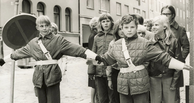 Skolpoliserna Christer Holmstrand och Tom Sibirzeff, båda 12 år, i koncentrerat arbete.