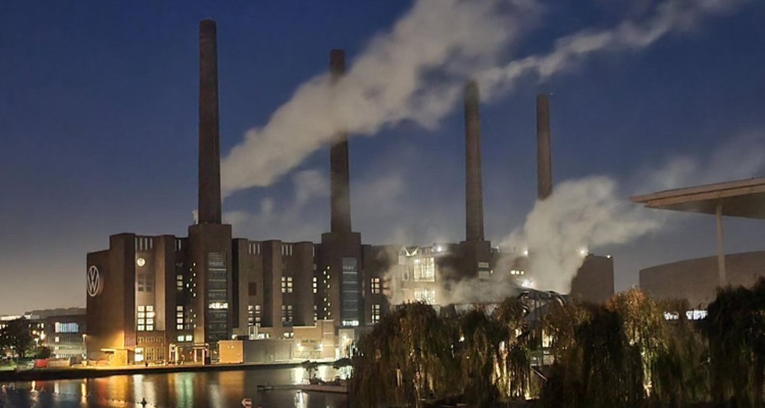 Wolfsburgfabriken by night.