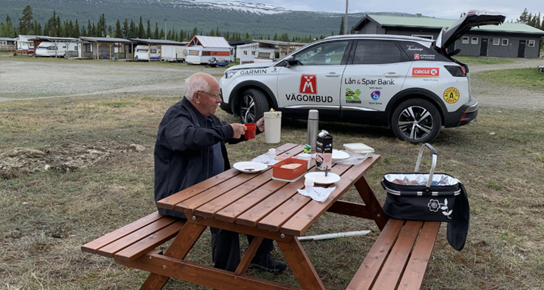 Vägombuden Kjell Jonsson och Christer Nyberg på långkörning med vägkvalitetsmätning och rastplatsinventering. Här är det lunchpaus i Ammarnäs.