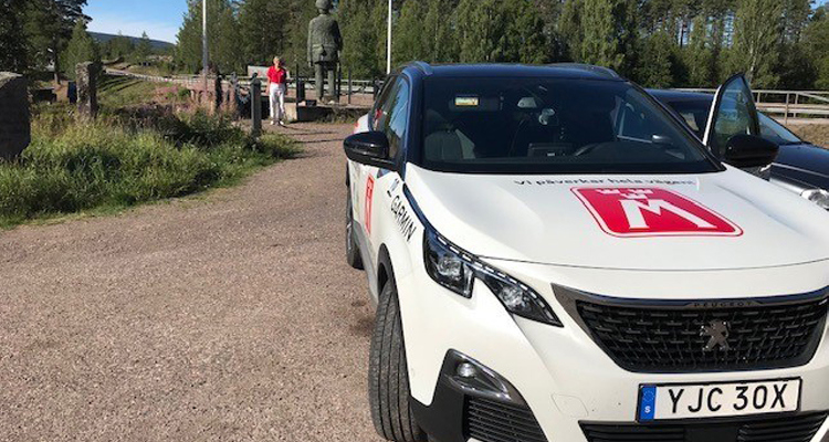 Vägombud Lennart Kjellin, syns i bakgrunden, under vägkvalitetsmätning  vid Fulunäs, korsningen väg 311 och vägen mot Stöten till Sälen.