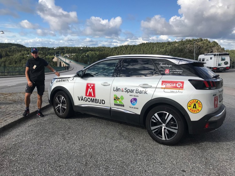 På bilden ses vägombud Glenn Gustafsson och årets vägombudsbil - en Peugeot 3008