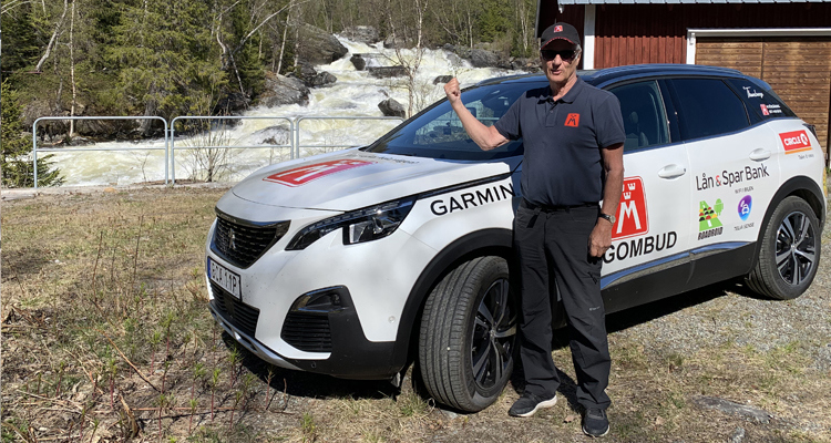 På bilden ses vägombud Christer Nyberg och årets vägombudsbil - en Peugeot 3008