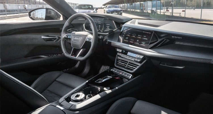 Audi RS e-tron GT är både lyxig och sportig på samma gång. Det pekskärmsbaserade infotainmentsystemet är ett av de bättre i bilvärlden.