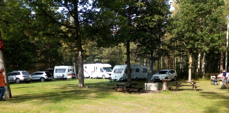 På bilden ses hur medlemmar i klubben träffas på en camping