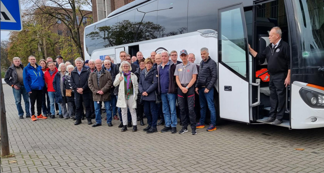 Busschaufför Sten Sturesson med resedeltagere till Wolfsburgfabriken/Autostadt.