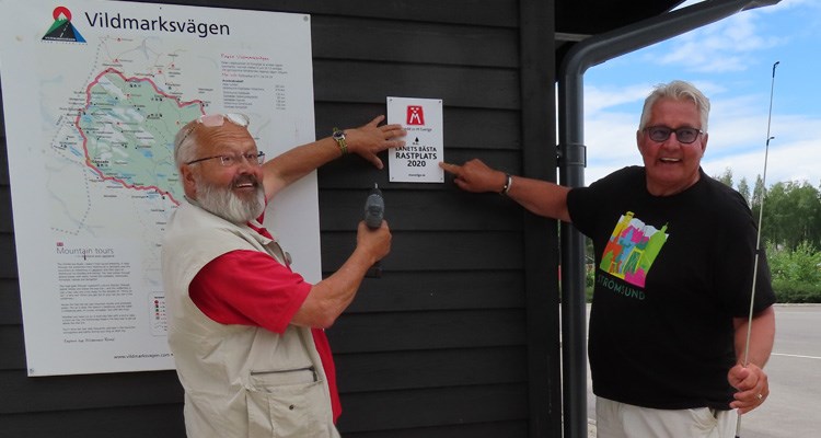 2021: Vägombud Stig-Björn Sundell sätter upp skylten "Länets Bästa Rastplats 2020" tillsammans med före detta kommunalråd i Strömsunds kommun Göran Bergström