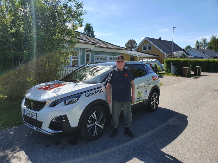 På bilden ses vägombud Sune Alalehto och årets vägombudsbil - en Peugeot 3008