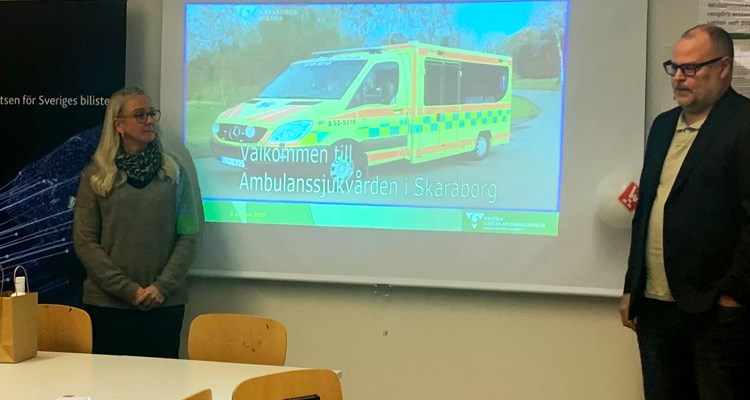 Skaraborgs sjukhus verksamhetschef Hans Halén samt Karin Salomonsson, enhetschef ambulanssjukvården SkAS tog emot priset å hela organisationens vägnar.