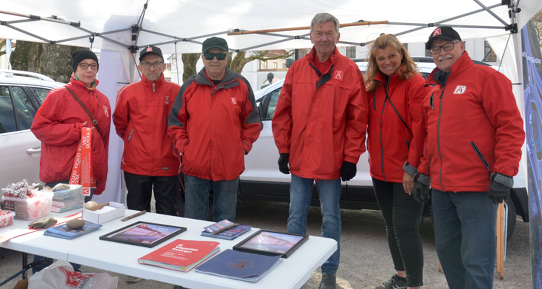 6 maj 2023: Elbilsmässa i Ystad med representanter från Lokalklubb Skåne Sydväst: Kerstin Hemberg, Knut-Arne Nilsson, Hans Richter, Lennart Andersson, Sofia Paulsson (från Riksförbundet), Roland Hellborg.