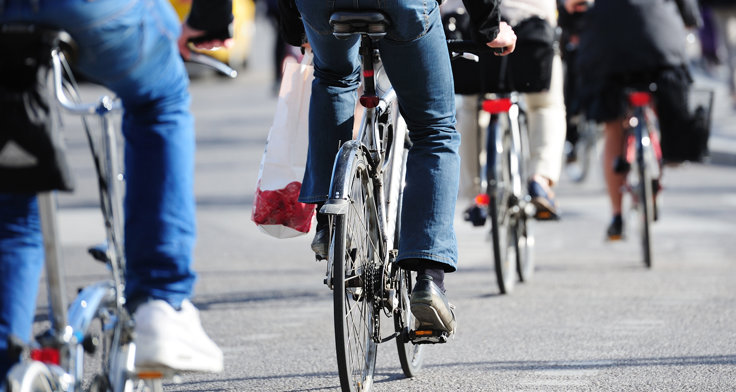 Många bilister är osäkra kring vad som gäller när cyklister ska korsa vägbanan. Se till att du lär dig att identifiera skyltning och vägmarkering för cykelöverfart respektive -passage.