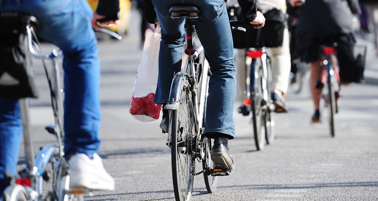 Många bilister är osäkra kring vad som gäller när cyklister ska korsa vägbanan. Se till att du lär dig att identifiera skyltning och vägmarkering för cykelöverfart respektive -passage.