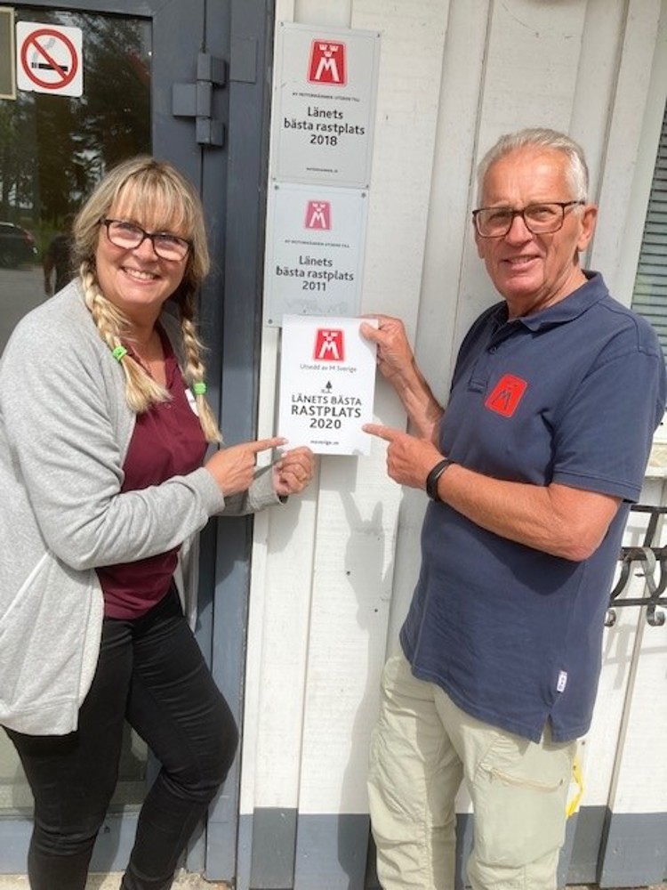 På bilden ses vägombud Sven Milered och Susanne Pettersson, ansvarig köpman på Herrbeta som sätter upp skylten "Länets bästa rastplats"