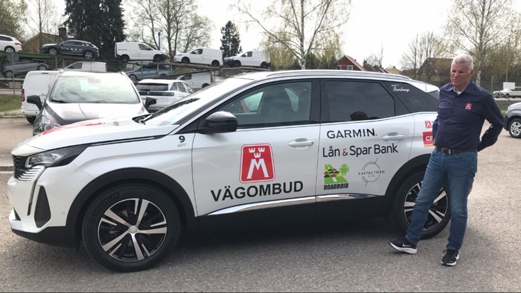 På bilden ses Vägombud Christer Nyberg och årets vägombudsbil - Peugeot 3008