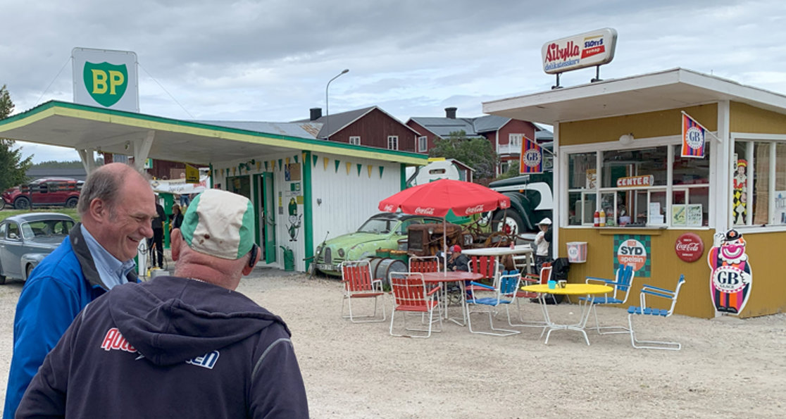 6 juni 2025: Jan Tägt från MHRF, Motorhistoriska&nbsp;Riksförbundet och pratade med mackägaren Lasse Berglin.