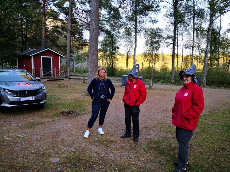På bilden ses klubbordförande Roland Henricsson med hustru Louise, Sofia Paulsson och 2021 års vägombudsbil - Peugeot 3008