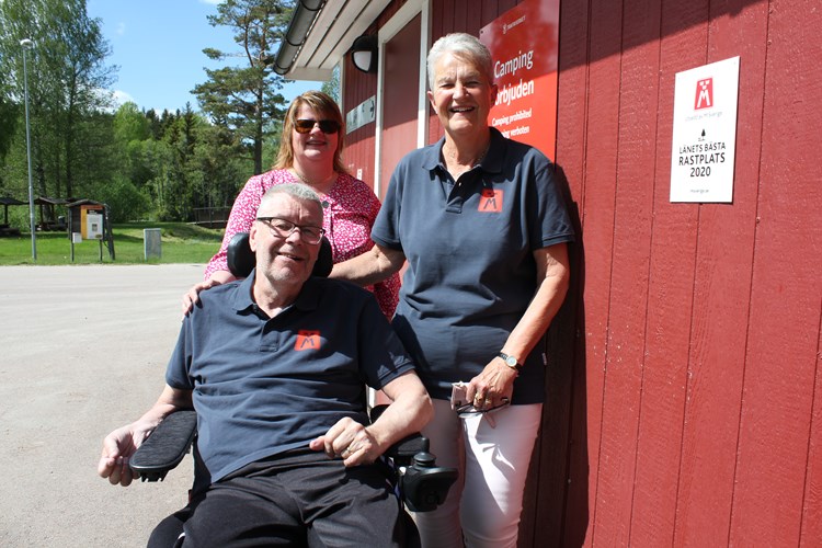 På bilden ses när sylten länets bästa rastplats 2020 har spikats upp av vägombud Rigmor Larson, här tillsammans med Håkan Larsson och kommunalråd Åsa Hååkman