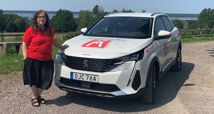 På bilden ses klubbens ordförande Jacqueline Tjällman och årets vägombudsbil - Peugeot 3008