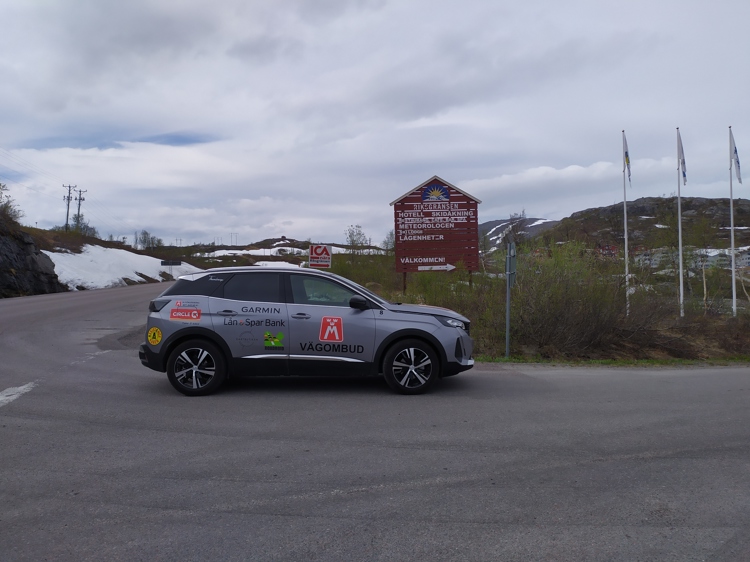 På bilden ses årets vägombudsbil - Peugeot 3008 - här vid Riksgränsen