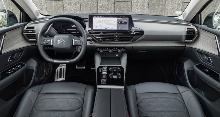 Pekskärm, laddplatta och Apple Carplay. Foto: Citroën