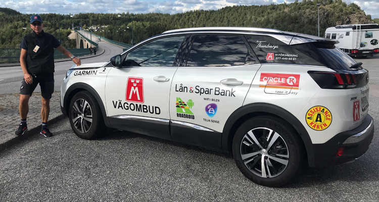 På bilden ses vägombud Glenn Gustafsson och årets vägombudsbil - en Peugeot 3008