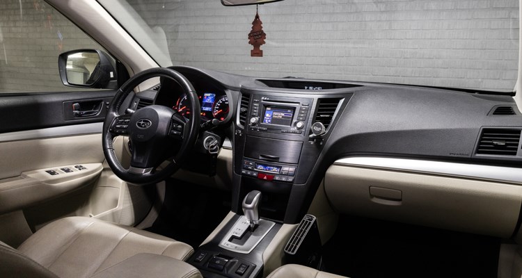 Tydlig och lättanvänd interiör i Subarun. Varken pekskärm eller  Apple Carplay.
