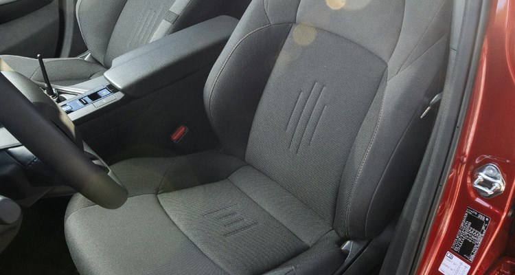 Mycket bekväma stolar i Toyota som också är fina att se på. På de högre utrustningsnivåerna får man läckra integralstolar.