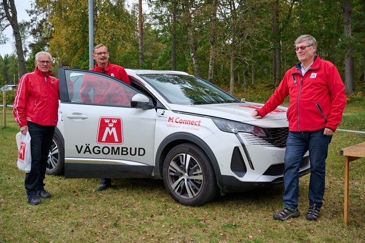På bilden ses Sven Milered, Lars Karlsson och Hans Sävenhed vid årets vägombudsbil