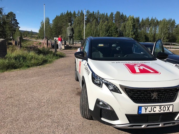På bildens ses vägombud Lennart Kjellin, syns i bakgrunden, under vägkvalitetsmätning vid Fulunäs, korsningen väg 311 och vägen mot Stöten till Sälen.