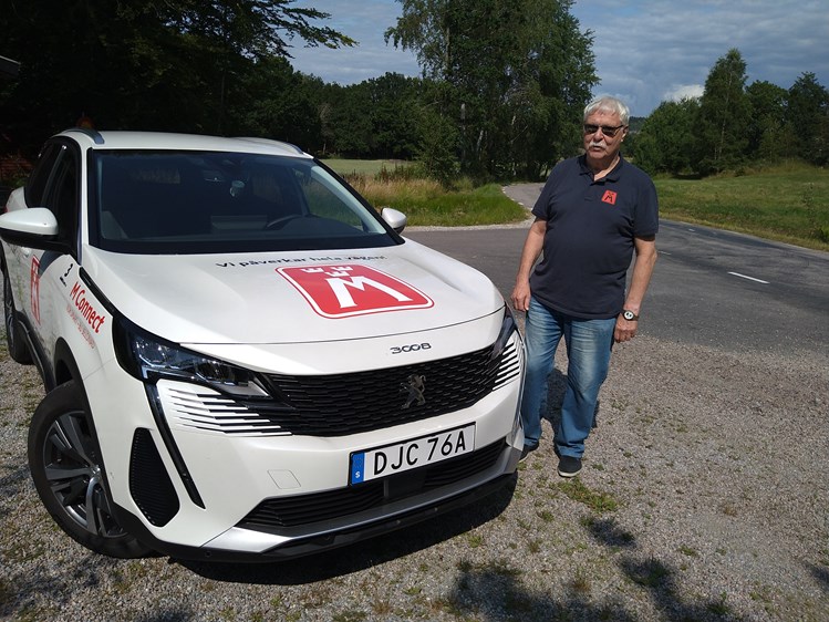På bilden ses vägombud/ordförande Lennart Söderberg och årets vägombudsbil - Peugeot 3008