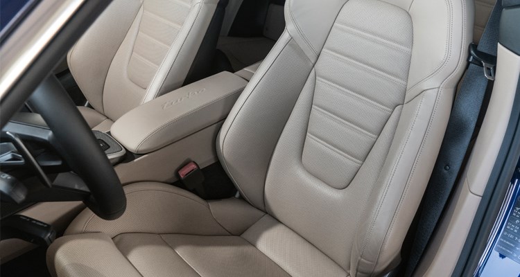 911 Turbo är en bil man också vill ta på en långresa. Sköna stolar. Modernt med tydlig pekskärm, men varvräknaren är fortfarande analog.