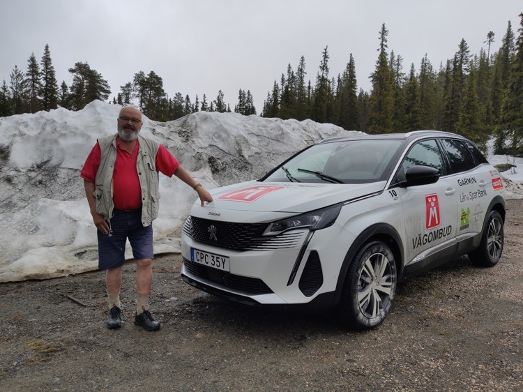På bilden ses vägombud Stig-Björn Sundell och årets vägombudsbil - Peugeot 3008