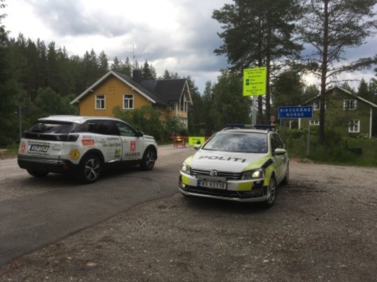 På bilden ses årets vägombudsbil vid gränsstationen i Långflon tillsammans med en norsk polisbil