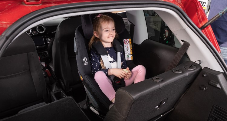 Vi rekommenderar att du tar med bil och barn till återförsäljaren för att provinstallera och provsitta bilbarnstolen innan du köper den.