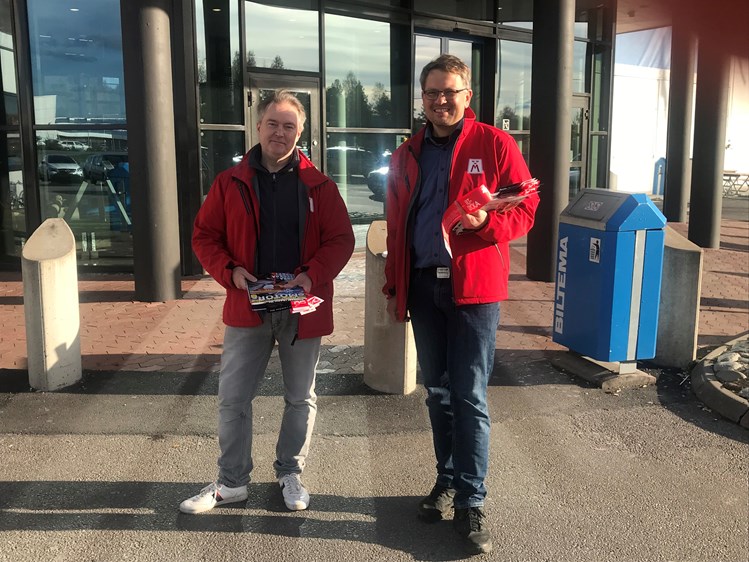 På bilden ses när Clas Blomberg, Västmanland och Michael Niskakoski, Örebro har viltvarningskampanj utanför Biltema i Örebro